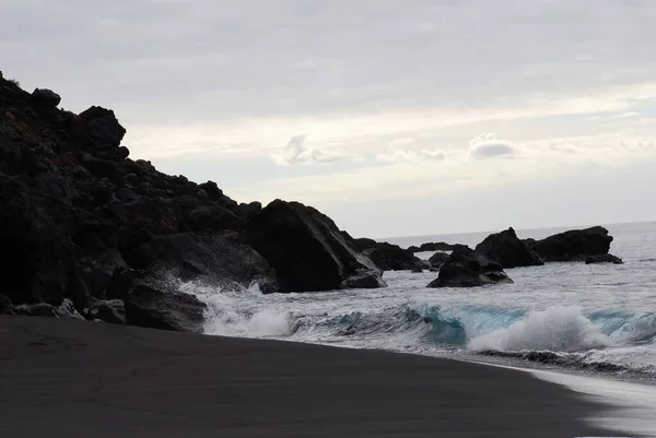 Black Sand Black Lava Stones Sea Seaside Black Beach Waves — Stock Photo, Image