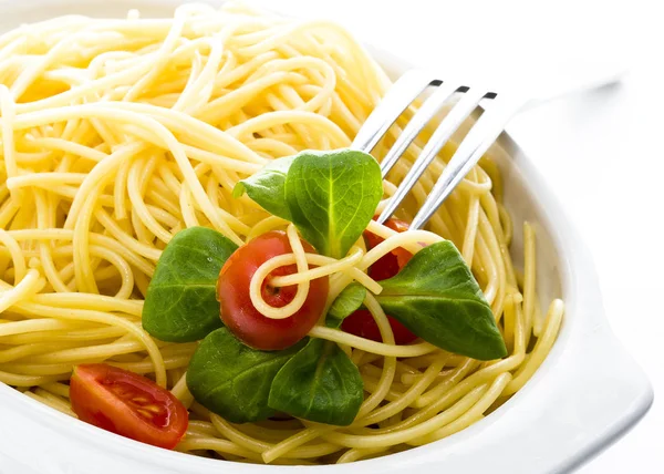 Спагетти Свежим Помидором Белом Фоне — стоковое фото