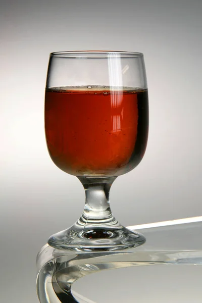 Ποτήρι Κόκκινο Κρασί Ένα Κοκτέιλ Μαύρο Φόντο — Φωτογραφία Αρχείου