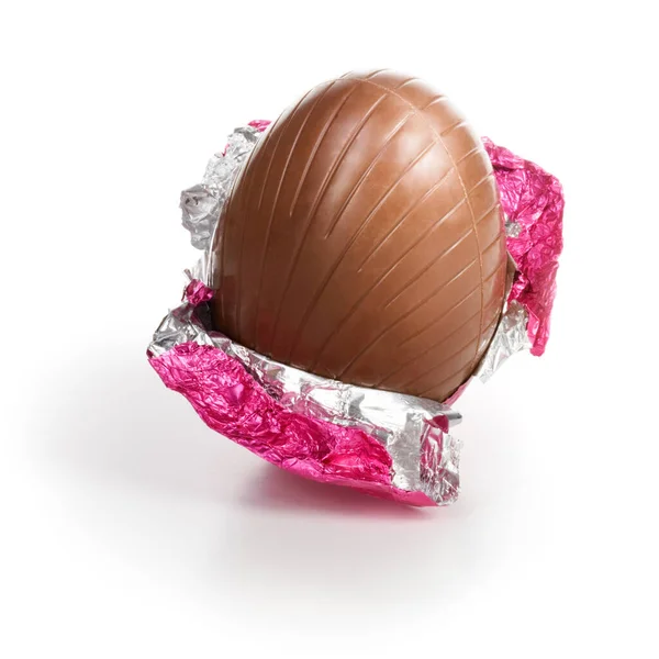 Cioccolato Caramella Uovo Pasqua Avvolto Pellicola Rosa Sfondo Bianco Ritaglio Fotografia Stock