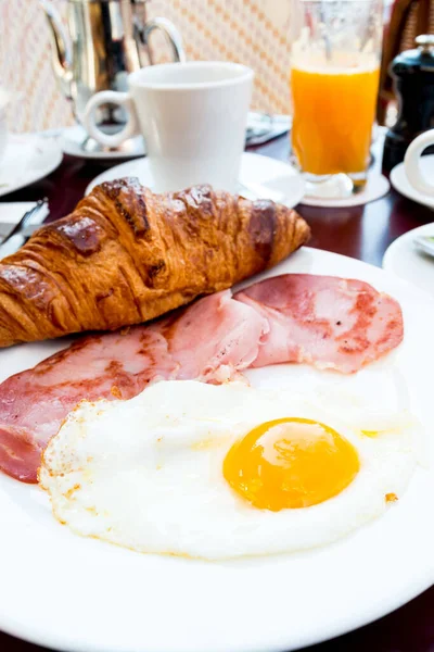 Frühstück Mit Kaffee Und Croissants Korb Auf Dem Tisch — Stockfoto