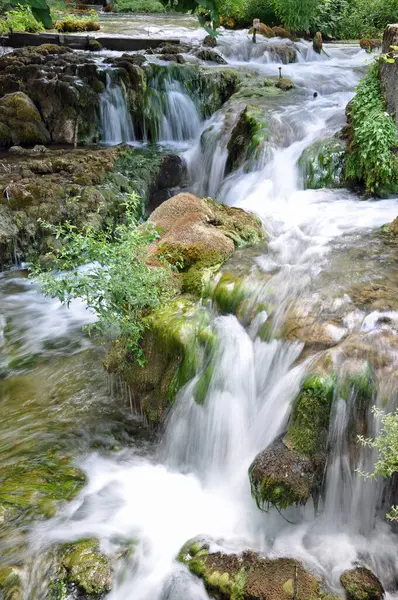 Schöner Wasserfall Auf Naturhintergrund — Stockfoto