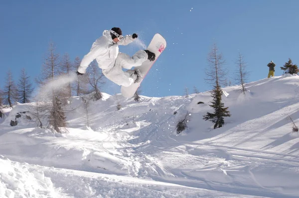 Jeune Couple Sautant Sur Neige Hiver Montagne — Photo