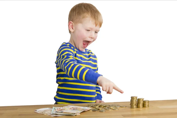 Junge Zeigt Erstaunen Auf Geldtürmen — Stockfoto