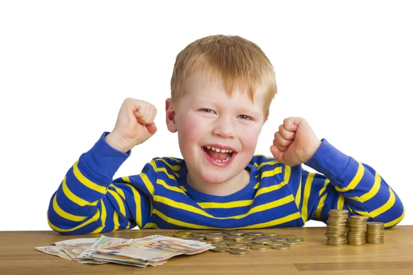 Jubelnder Junge Sitzt Vor Geldmünzen Und Funkelt — Stockfoto