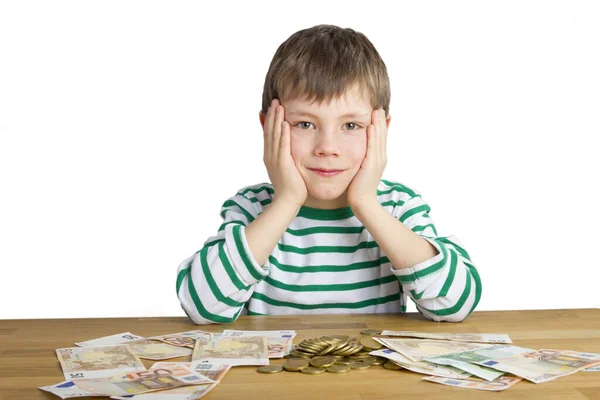 Junge Sitzt Vor Geldscheinen Und Münzen — Stockfoto