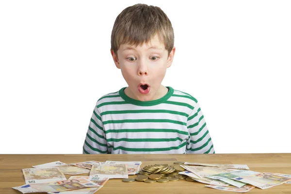 Chłopiec Siedzi Zdumiony Przed Monetami Banknotami — Zdjęcie stockowe