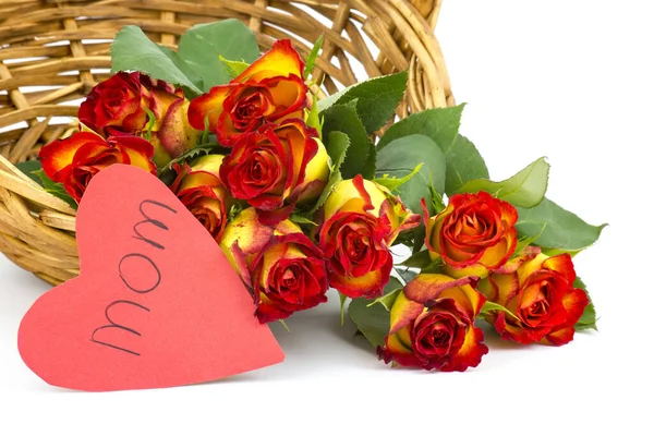 Κόκκινα Και Κίτρινα Τριαντάφυλλα Καλάθι — Φωτογραφία Αρχείου