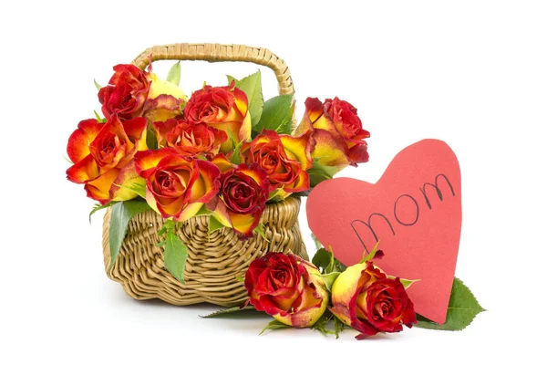 Κόκκινα Και Κίτρινα Τριαντάφυλλα Καλάθι Και Καρδιά — Φωτογραφία Αρχείου