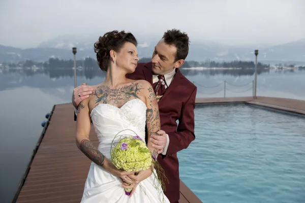Noiva Com Tatoos Com Seu Cônjuge Lido — Fotografia de Stock