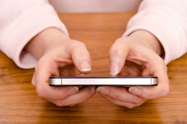 Dos Pulgar Femeninas Teléfono Inteligente — Foto de Stock