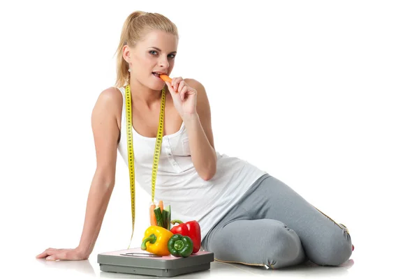 身材矮小的年轻女子 背景是白色的鳞片和蔬菜 健康生活方式的概念 — 图库照片