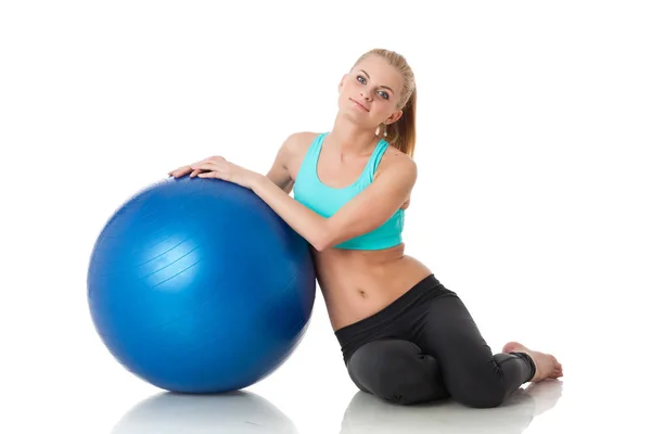 Jonge Sportieve Vrouw Met Gymnastiek Bal Een Witte Achtergrond — Stockfoto