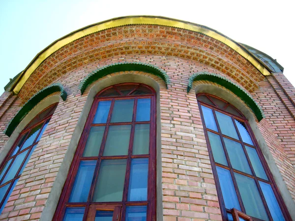 Güzel Pencerelerin Bulunduğu Kilise Kulesinin Mimarisi — Stok fotoğraf