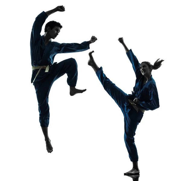 Kaukasisk Man Kvinna Par Utövar Karate Vietvodao Kampsporter Silhouette Studio — Stockfoto