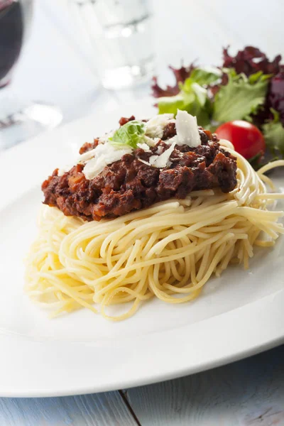 Espaguetis Con Salsa Boloñesa Albahaca —  Fotos de Stock