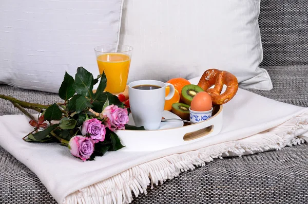 ベッドで朝の朝食 — ストック写真