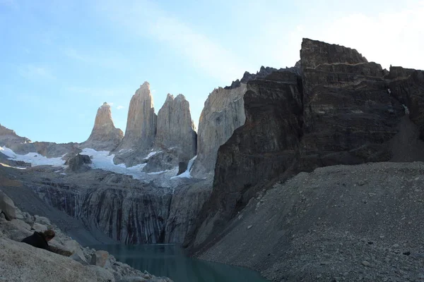 Patagonya Bölgesindeki Torres Del Paine Ulusal Parkı Yükselen Dağlarıyla Bilinir — Stok fotoğraf