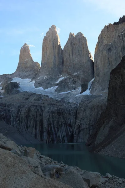 Patagonya Bölgesindeki Torres Del Paine Ulusal Parkı Yükselen Dağlarıyla Bilinir — Stok fotoğraf