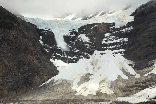 チリのパタゴニア地方にあるトーレス ペイン国立公園は その高い山で知られています — ストック写真