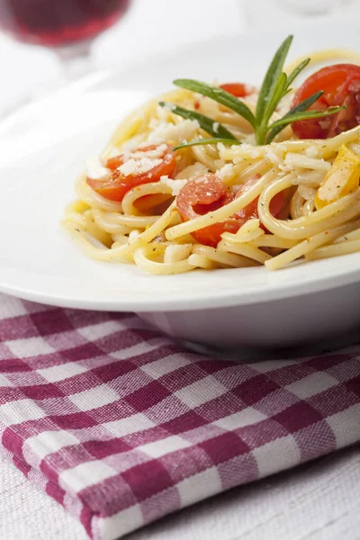 Спагетти Помидорами Сыром Базиликом — стоковое фото