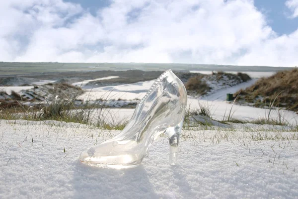 Una Zapatilla Cristal Campo Golf Irlandés Cubierto Nieve Para Concepto — Foto de Stock