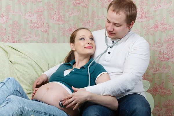 Donna Incinta Felice Con Marito Seduto Divano Della Casa — Foto Stock