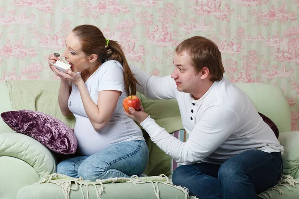 Familia Embarazada Sentarse Sofá Casa Con Una Manzana Pastel Concepto —  Fotos de Stock