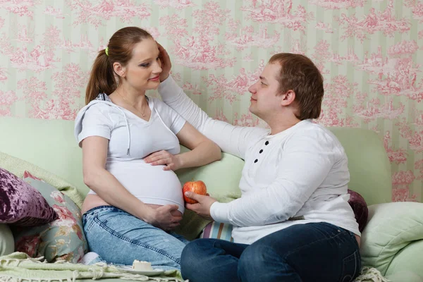 Feliz Familia Embarazada Con Frutas Sentarse Sofá Casa — Foto de Stock
