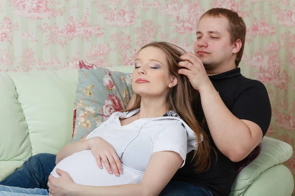 Marito Massaggio Una Testa Della Moglie Incinta Seduta Divano Casa — Foto Stock