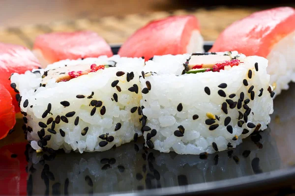 Zbliżenie Rolki Sushi Czarnej Płycie — Zdjęcie stockowe