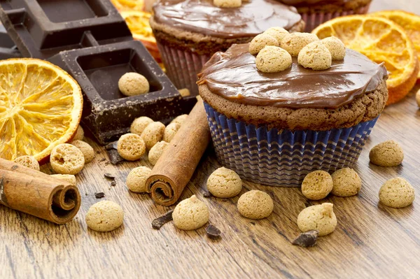 Chocolade Muffin Met Italiaanse Gebak Genaamd Amaretti Sinaasappels Kannemonen — Stockfoto