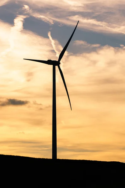 Turbina Eólica Parte Trás Luz Sol Com Céu Amarelo Nuvens — Fotografia de Stock