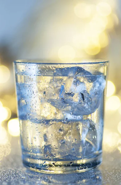 Glas Wasser Mit Eiswürfeln Auf Dem Tisch — Stockfoto