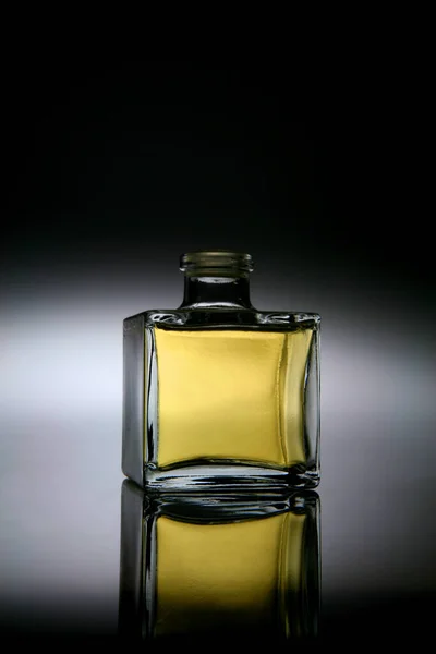 Parfum Fles Zwarte Achtergrond — Stockfoto