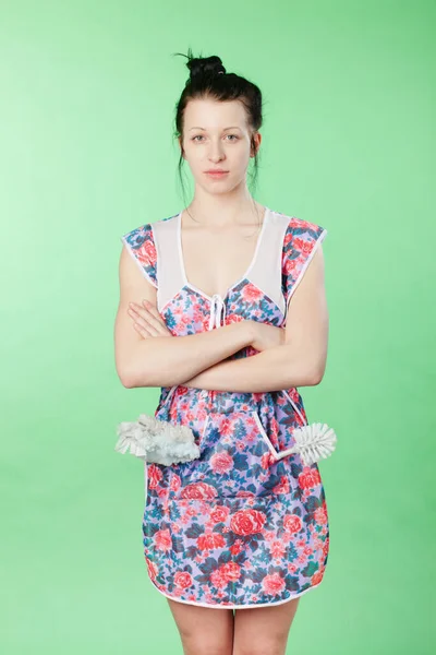 Junge Frau Grünem Kleid Auf Blauem Hintergrund — Stockfoto
