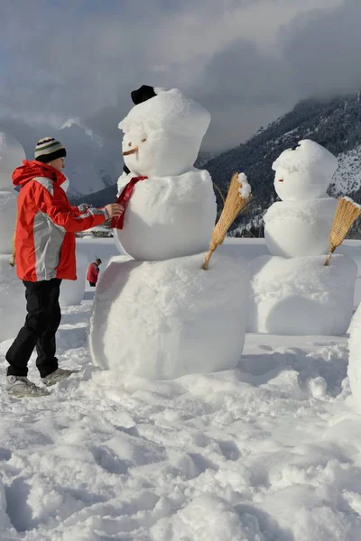 Счастливый Снеговик Снегом Зимой — стоковое фото