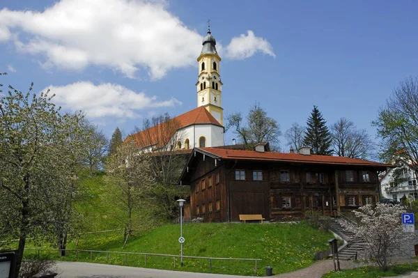 Приходская Церковь Николая Весной — стоковое фото