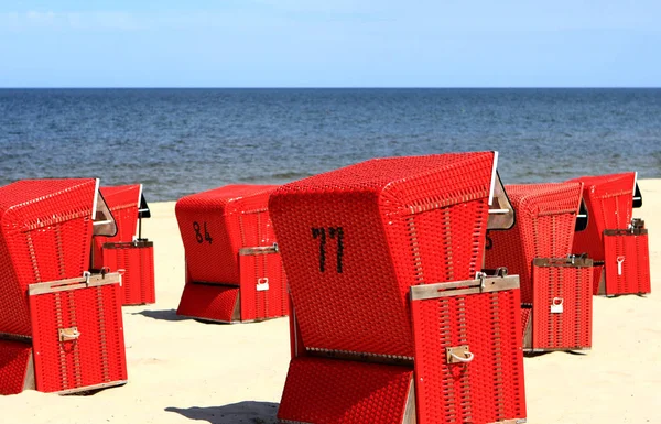 Červená Bílá Dřevěná Krabice Pláži — Stock fotografie