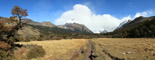 Paisagem Montanhosa Com Neve Céu Azul — Fotografia de Stock