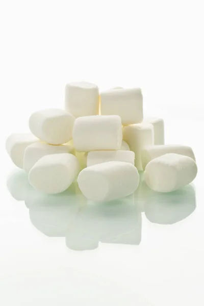淡淡的背景上隔离的白色棉花糖 — 图库照片