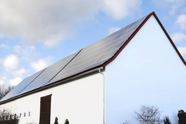 Fotovoltaico Produzione Energia Elettrica Con Pannelli Solari Sul Tetto — Foto Stock