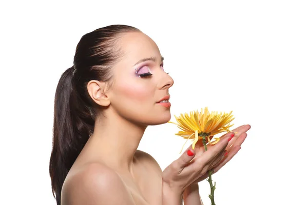 Retrato Una Hermosa Joven Con Una Flor Sobre Fondo Blanco — Foto de Stock