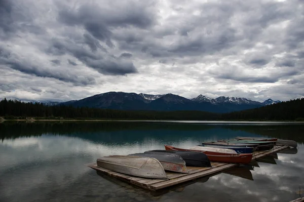 Bateaux Rames Reposant Sur Des Planches Dans Lac Avec Des — Photo