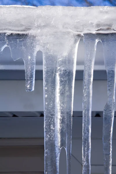 Eiszapfen Die Von Der Dachrinne Eines Eisverdammers Hängen — Stockfoto