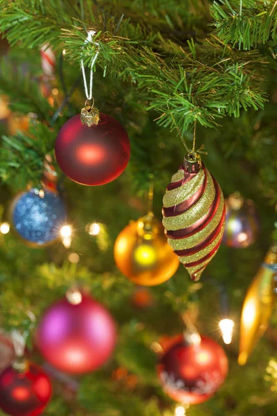 Όμορφη Παραδοσιακή Χριστουγεννιάτικη Διακόσμηση Ένα Φωτισμένο Χριστουγεννιάτικο Δέντρο — Φωτογραφία Αρχείου