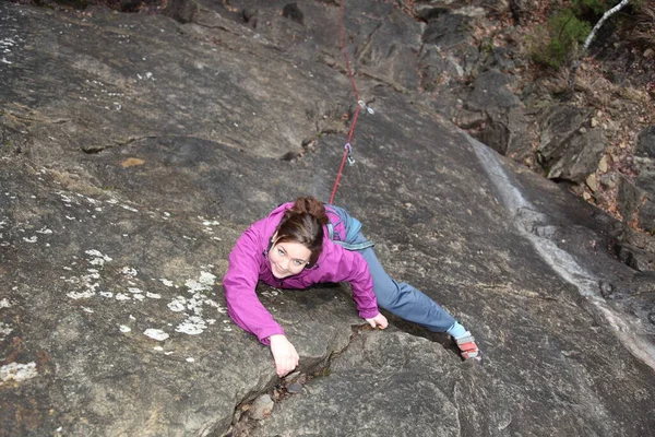 Young Woman Climbing Rock — Stock Photo, Image