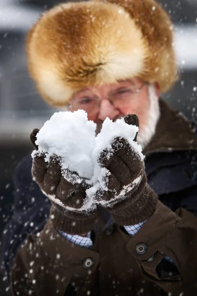 Starszy Mężczyzna Trzyma Kulę Śnieżną Skup Się Pierwszym Planie — Zdjęcie stockowe