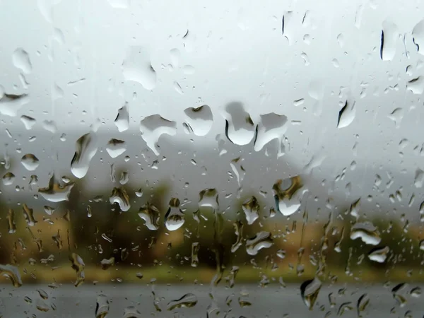 Gotas Chuva Uma Janela Dia Nublado Com Paisagem Atrás — Fotografia de Stock