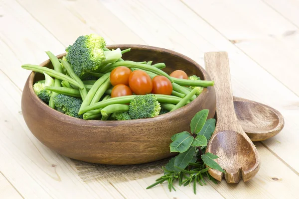 蔬菜和香草 花椰菜 青豆和西红柿一碗 — 图库照片